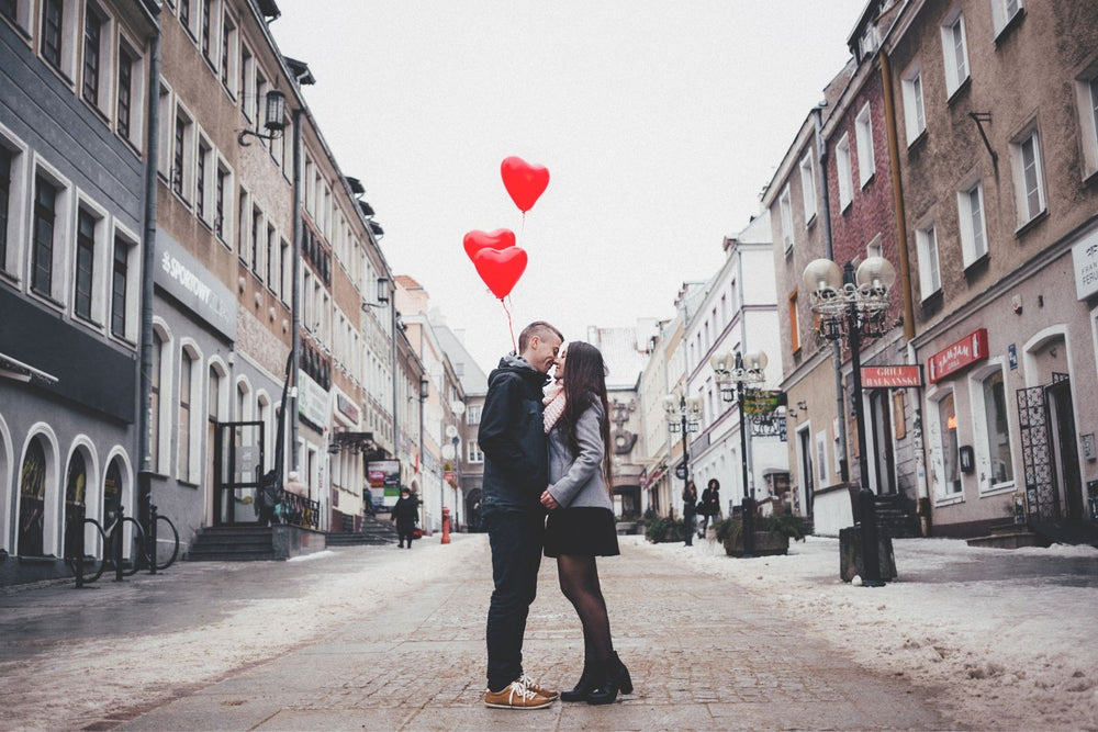 Geschenk Valentinstag mit der Kerze "Ich liebe Dich" sagen